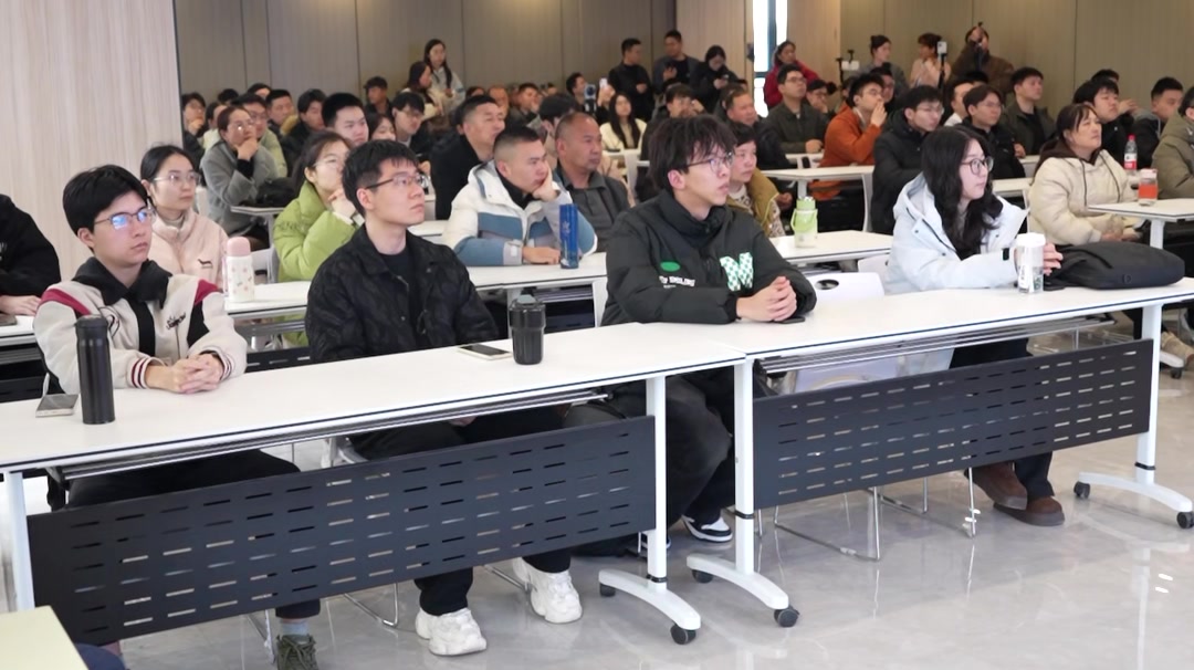 基地阶段性开班，应届生与转行学员同步开启项目实战