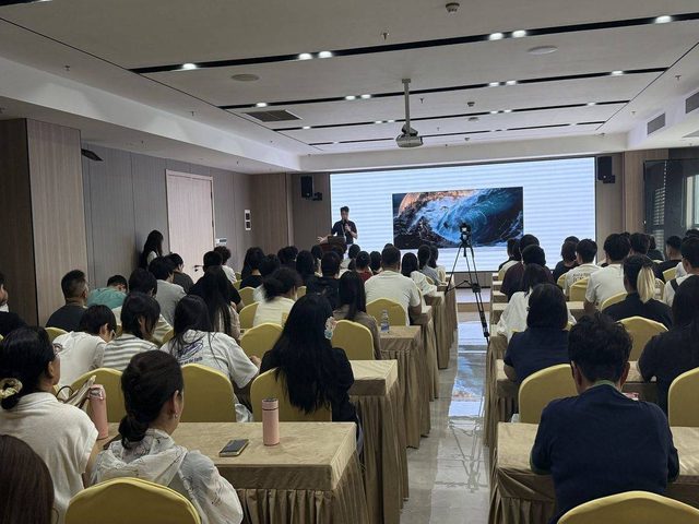 讲师在实训大屏前授课演示