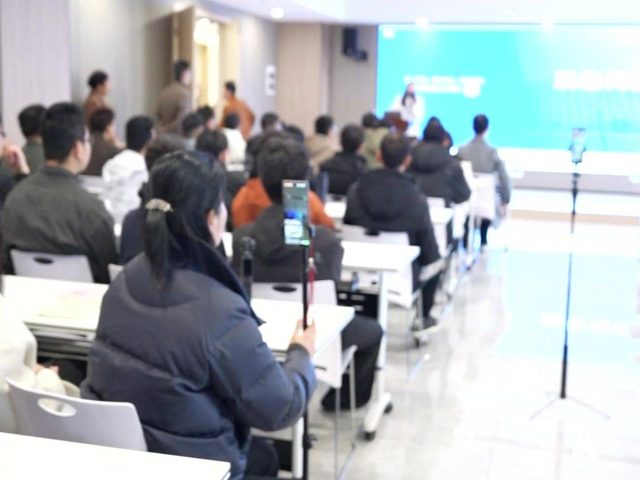 小教室里学员专注上课