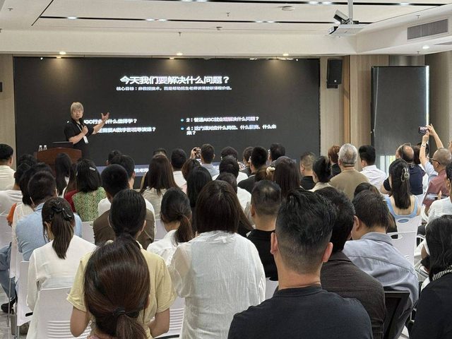 学员认真记录课堂笔记