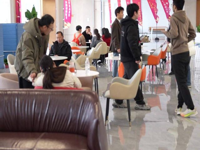 家长与学员在接待区咨询