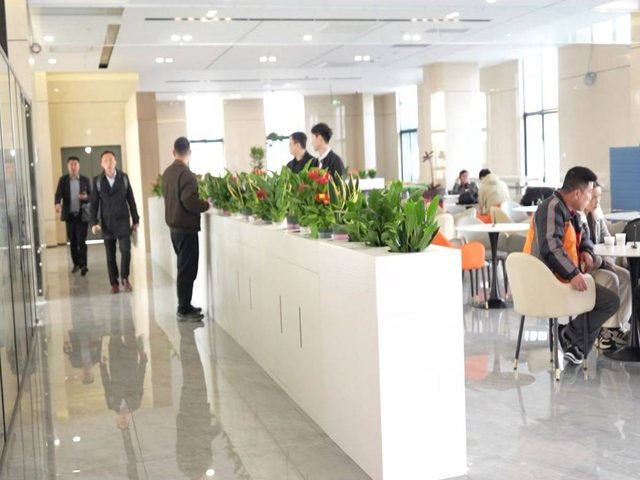 基地一楼大厅明亮环境