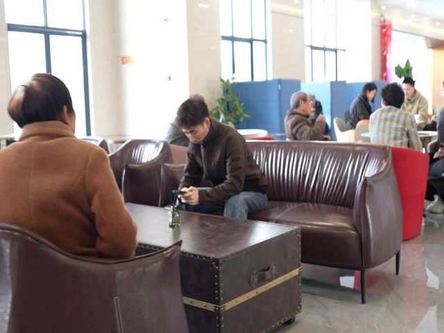 学员工位与休息交流区