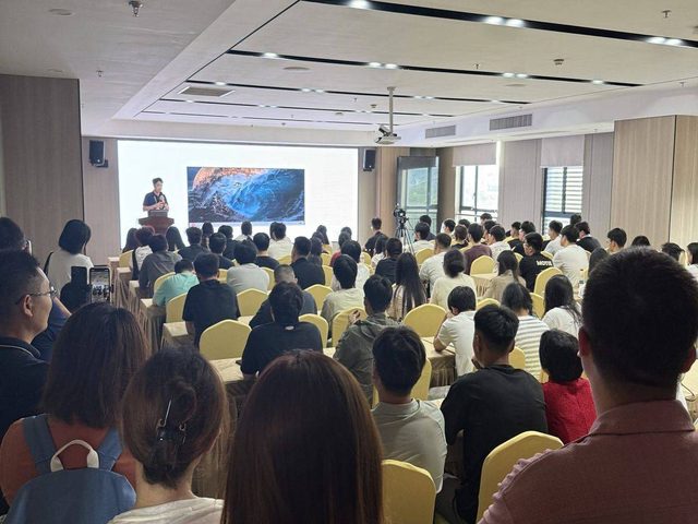 学员在实训课堂满座听课