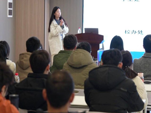 讲师在实训课堂为学员授课