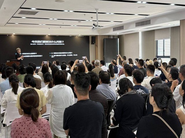 学员在实训课堂专注听课