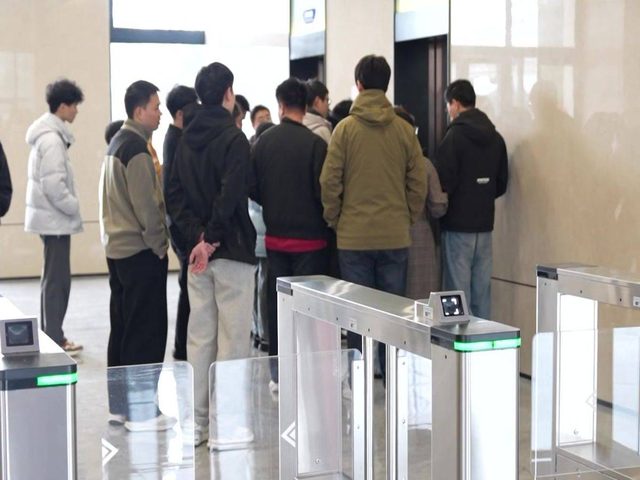 家长与学员在基地咨询交流