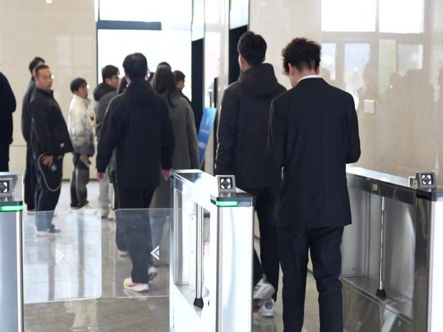 学员有序进入基地