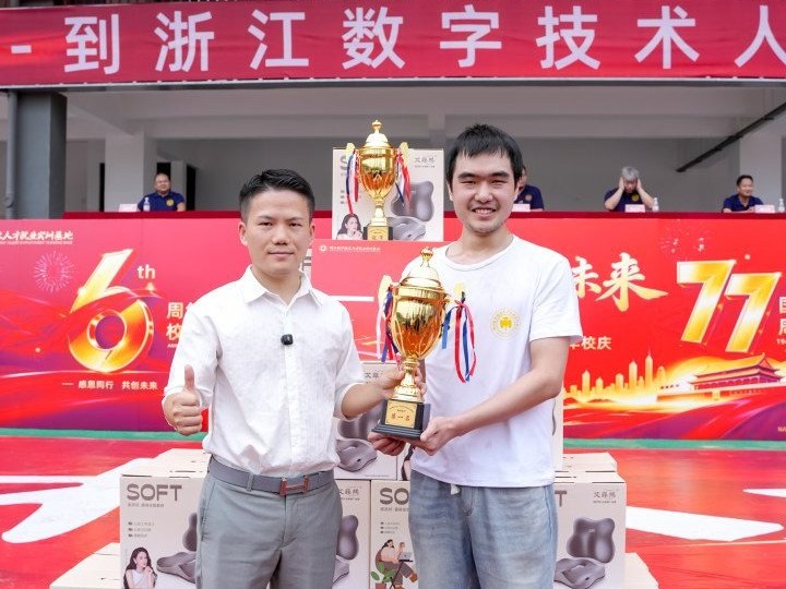 六周年校庆现场为优秀学员与团队颁奖